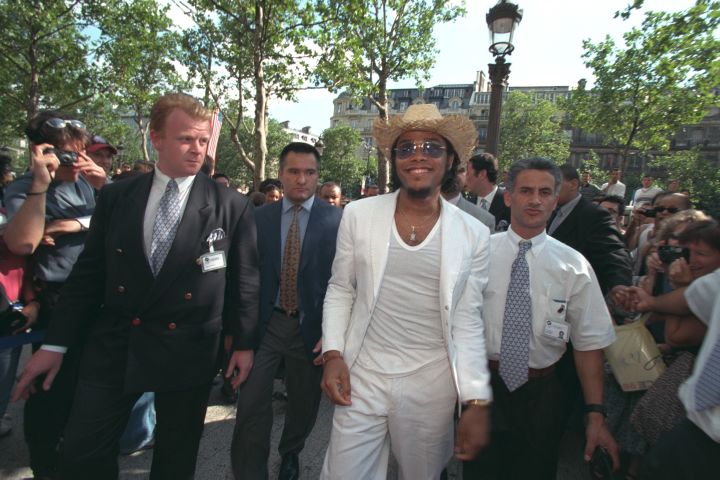THE SINGER MAXWELL IN PARIS