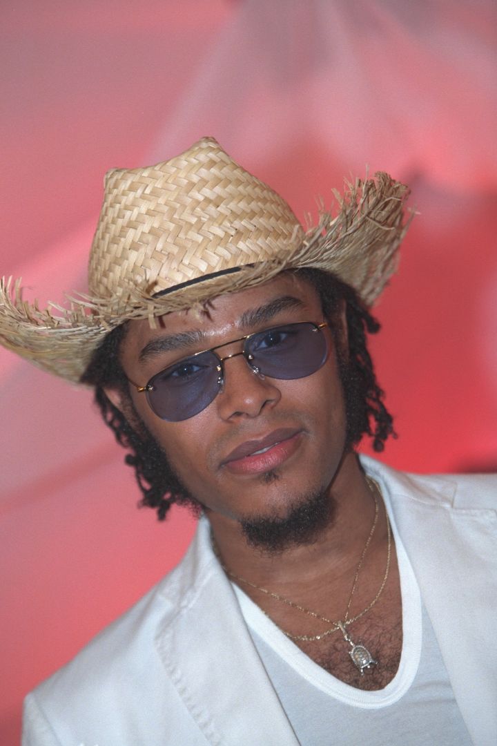 THE SINGER MAXWELL IN PARIS